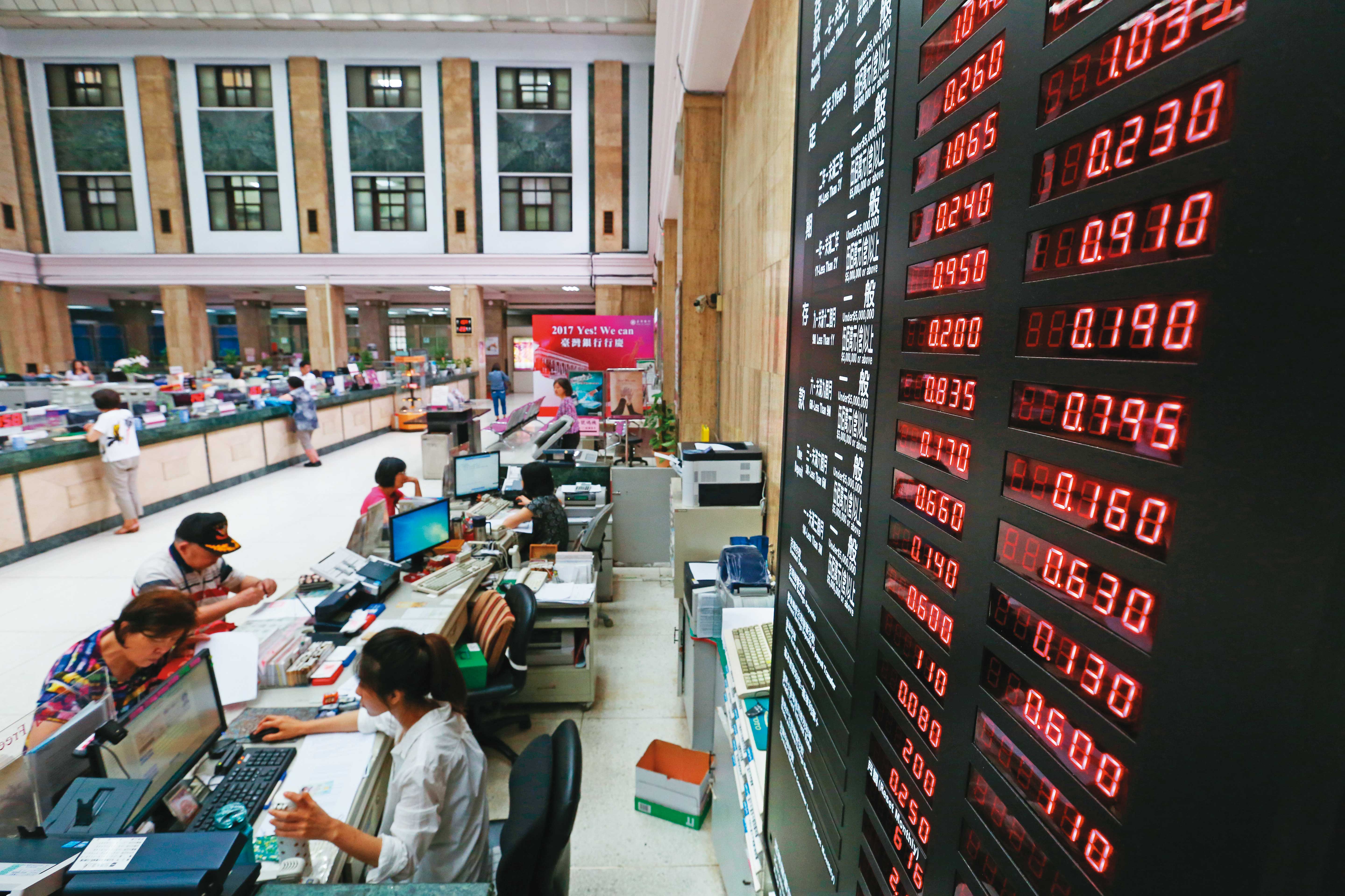 升不升息?該升多少?都是兩頭有顧忌,順了姑情逆嫂意。眼下,台灣物價飆升,利率勢必調升。