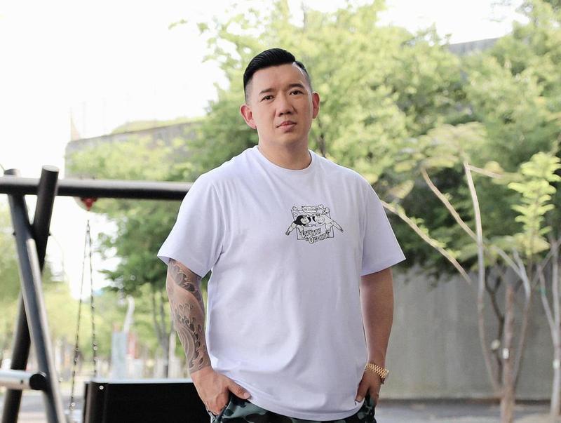 杜汶澤年輕時曾因賭馬欠債跑路來台一年多。（翻攝自杜汶澤臉書）
