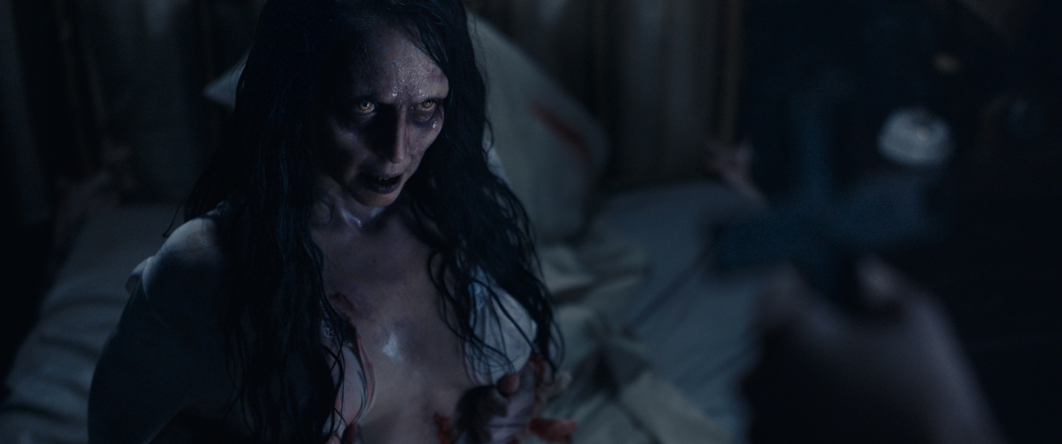 18年前為女子驅魔的神父進行人生第一次驅魔儀式反遭惡靈附身，因此犯下無法挽回的錯誤。（車庫）