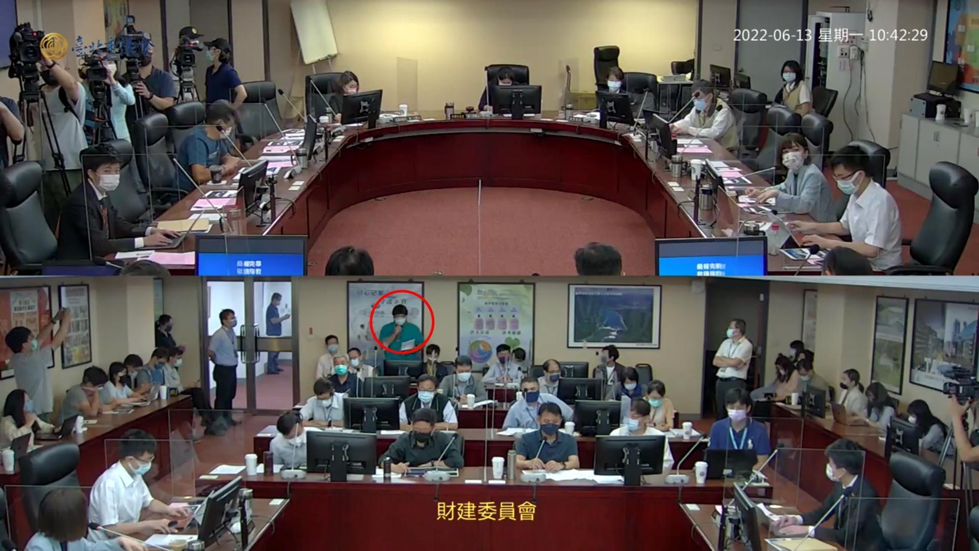 台北市議會財建委員會今針對PTT發文事件進行調查專案報告,紅圈者為最初被挖出造謠的台北市會展產業發展基金會林姓員工。(翻攝自台北市議會財建委員會直播)