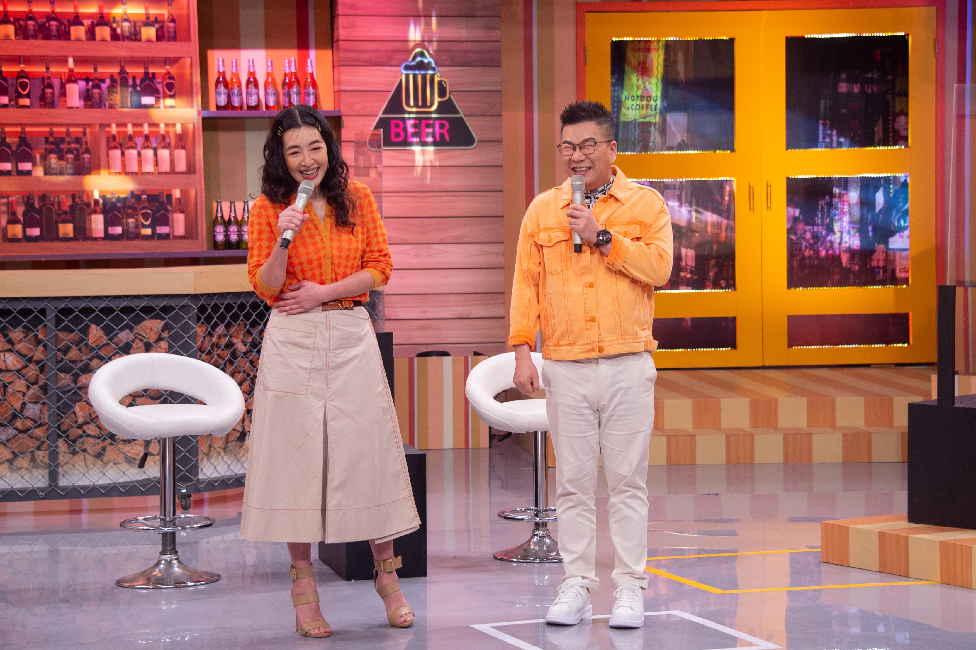 路嘉怡代班Melody，與沈玉琳進棚錄製《11點熱炒店》。（TVBS提供）