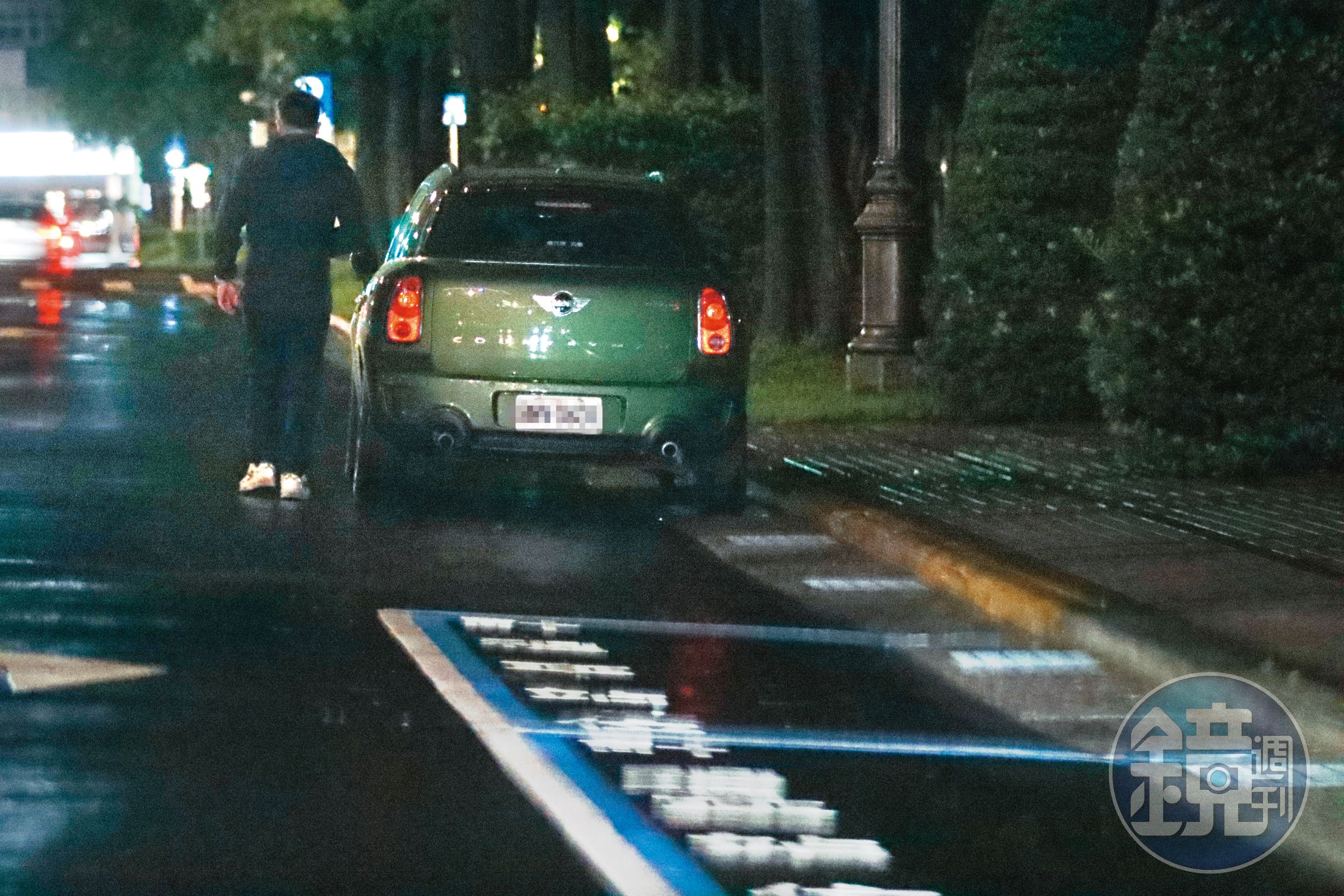 6/9 01:36 李佳薇及李佳歡上了車，由廖先生擔任司機，送李氏姐妹回家。