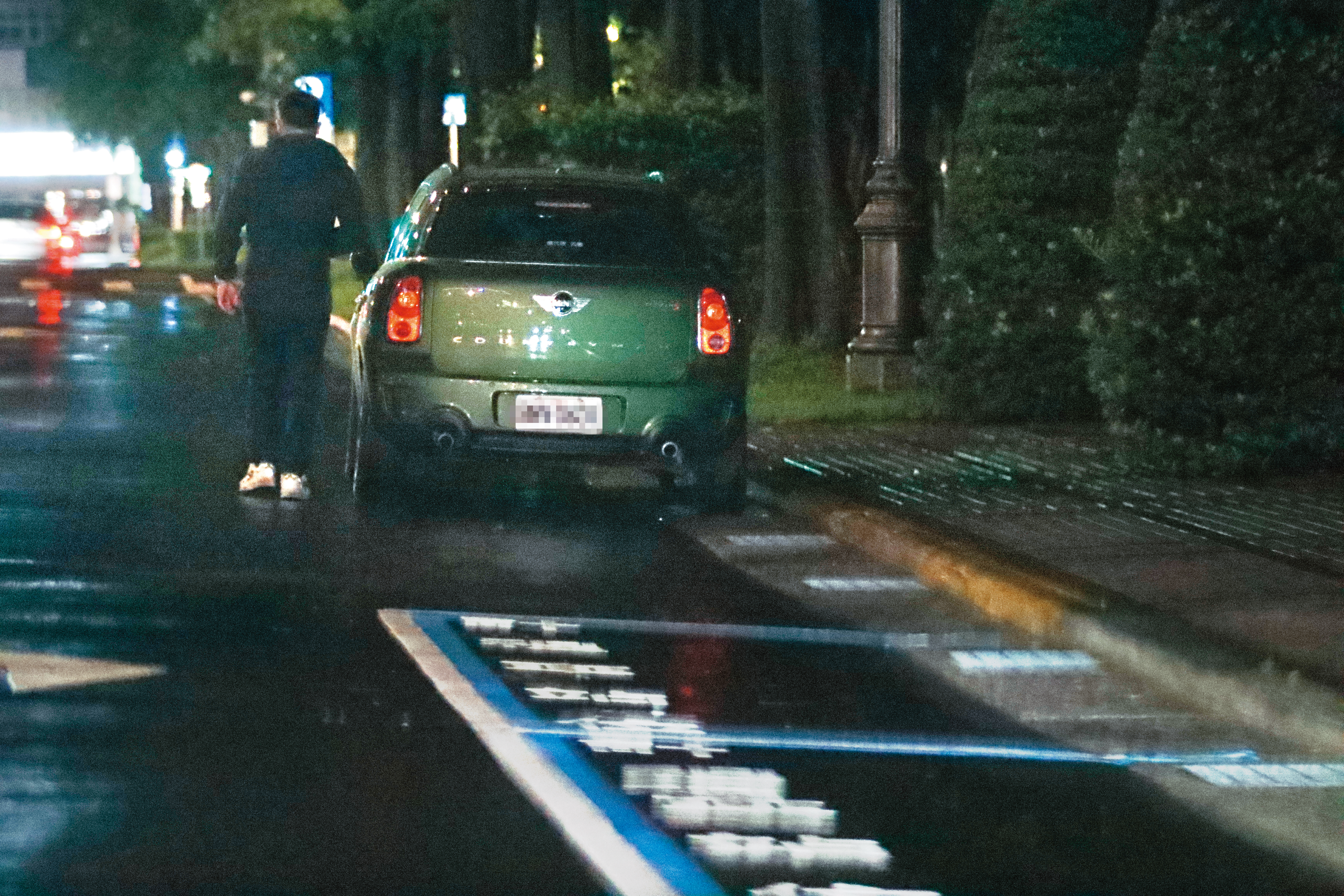 6/9 01:36 李佳薇及李佳歡上了車，由廖先生擔任司機，送李氏姐妹回家。