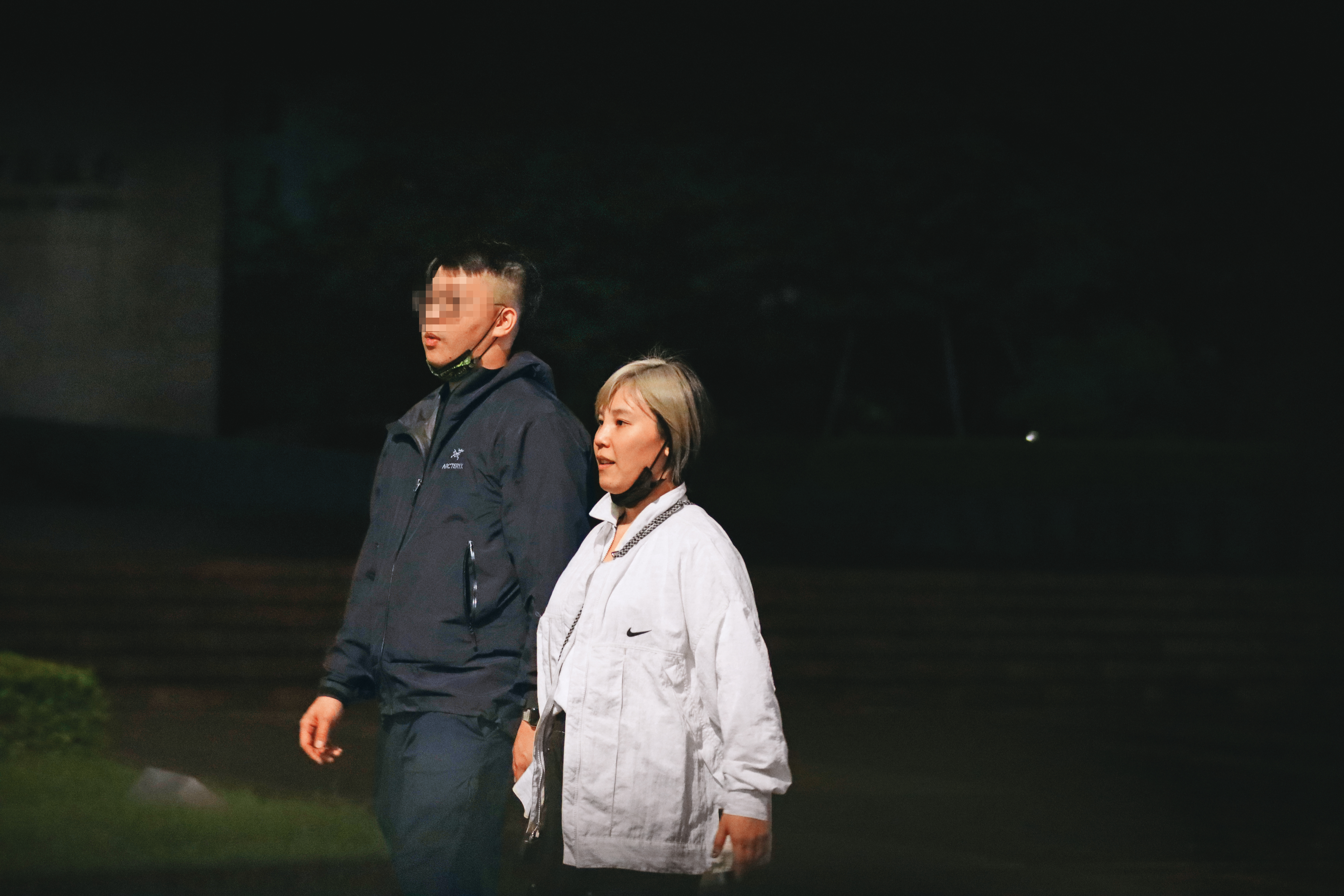 6/9 01:30 李佳薇與另一半廖先生悠哉漫步在台北街頭。