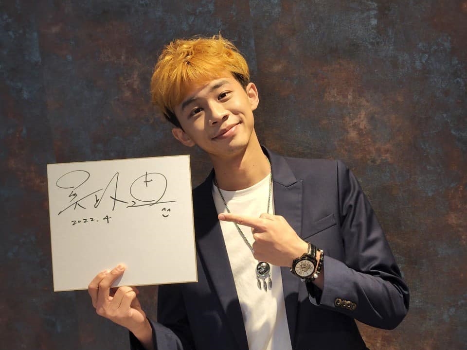 吳政迪因疫情戲約變少跑去餐酒館當服務生。（翻攝自吳政迪臉書）