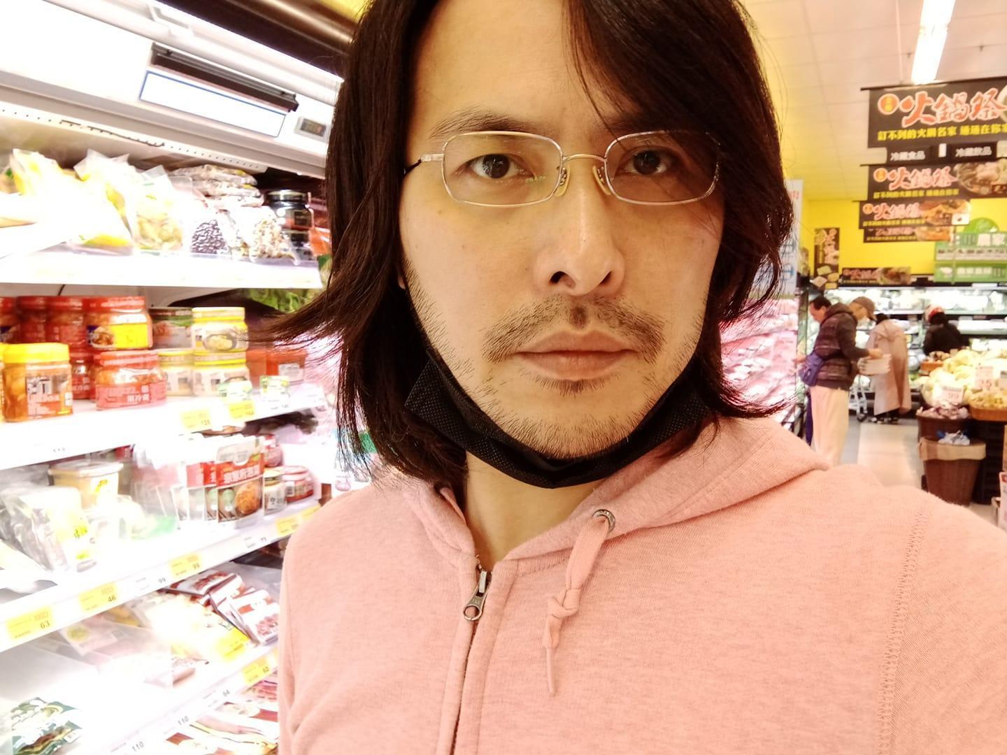 范植偉為體驗生活在火鍋店打工，卻因工時過長而離職。（翻攝自范植偉臉書）