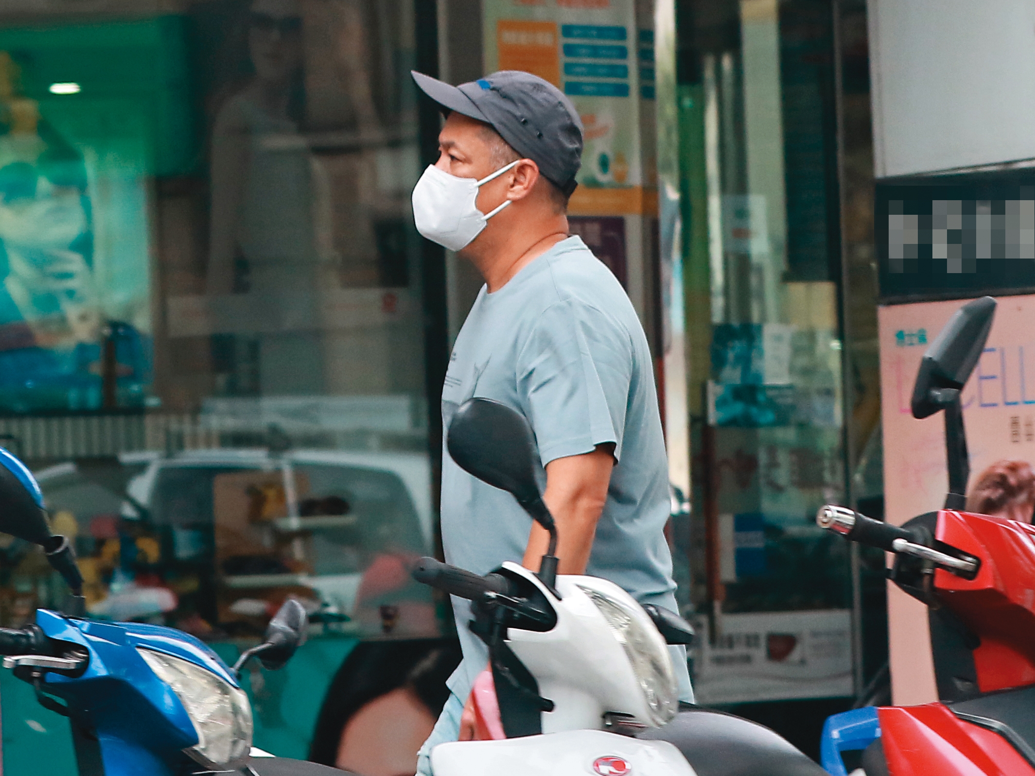 6/9 14：30 汪建民現身養護中心探視失智母時，神情看似憔悴。