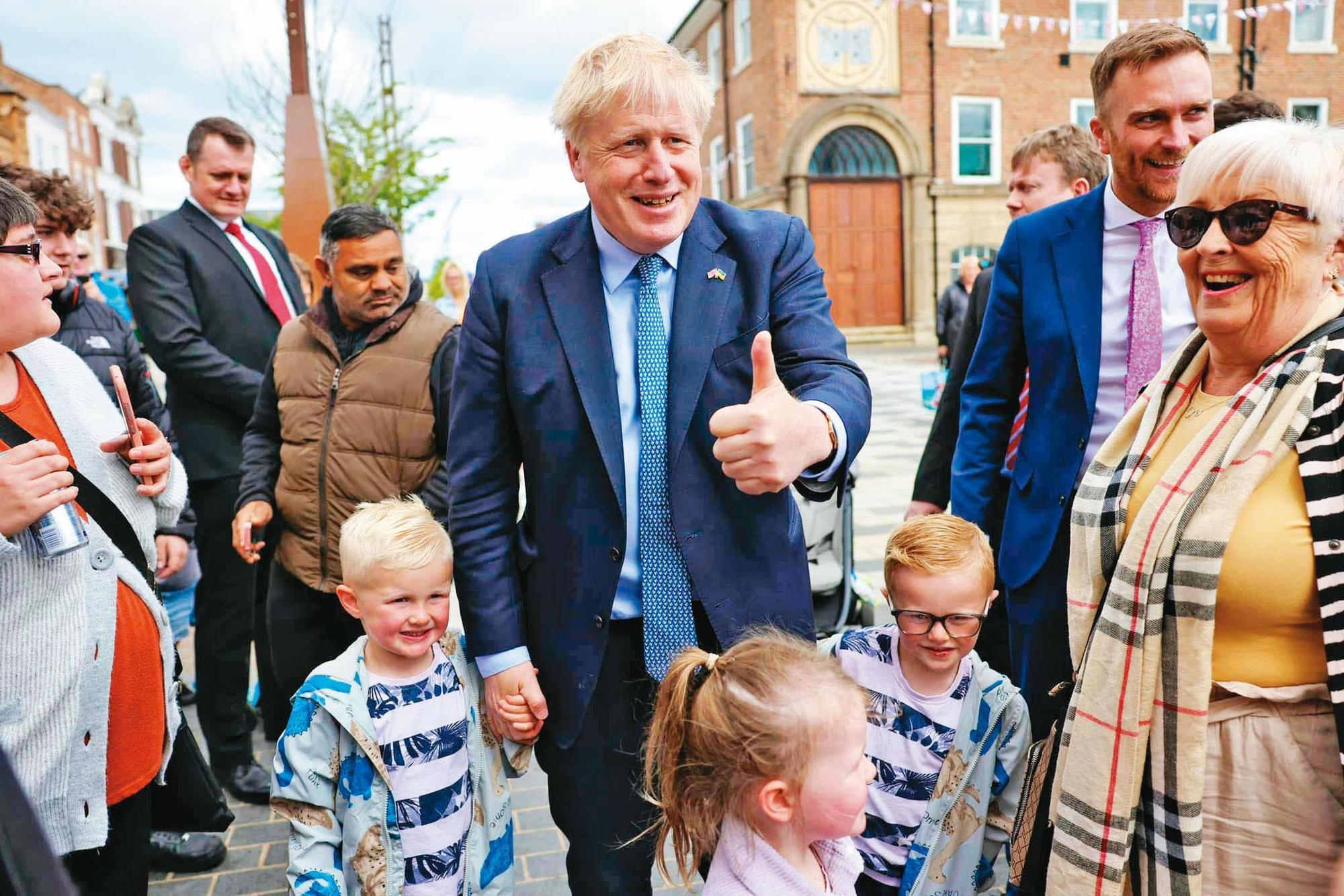 英國首相強生領導的內閣全都是50歲上下的新世代政治家,相較於台灣年老保守的決策者更勇於創新且充滿爆發力。(翻攝Boris Johnson臉書)