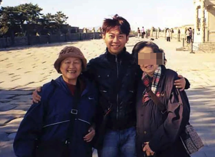 鍾慶春（左）和姊妹淘一起前往中國旅遊，結識了導遊楊寅（中）。（翻攝自微博）