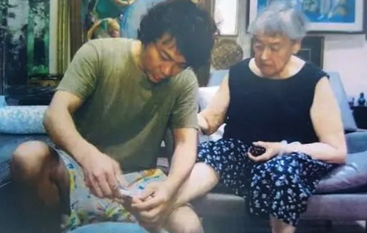 楊寅（左）在法庭拿出照顧鍾慶春的照片，結果被傭人作證全是為了訴訟刻意擺拍。（翻攝自微博）