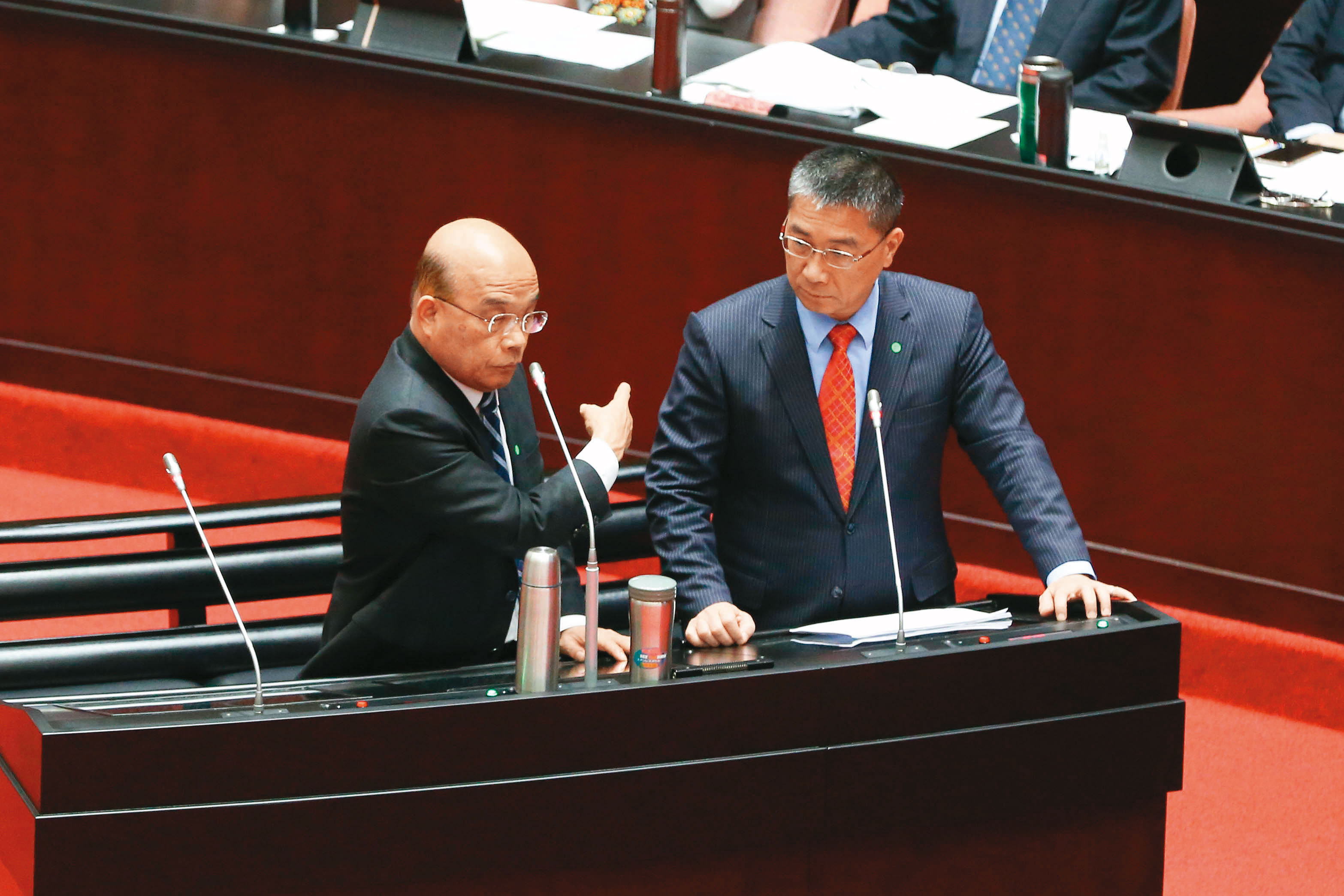 徐國勇(右)無意選舉,高層也認為,讓他續掌內政部有助維持內閣穩定。左為行政院長蘇貞昌。
