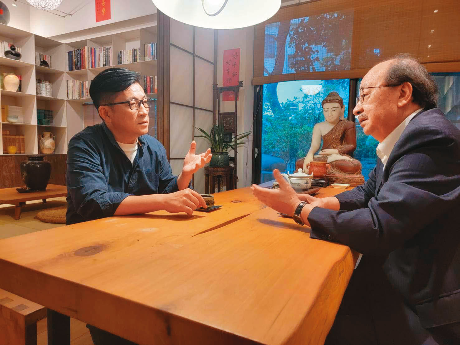 鄭宏輝（左）積極爭取選新竹市長，還曾向蔡英文當面力陳。右為民進黨立法院黨團總召柯建銘。（翻攝鄭宏輝臉書）