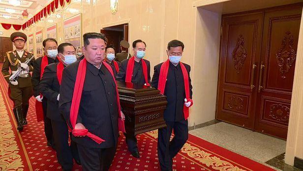 金正恩為玄哲海抬棺。（翻自《韓聯社》）