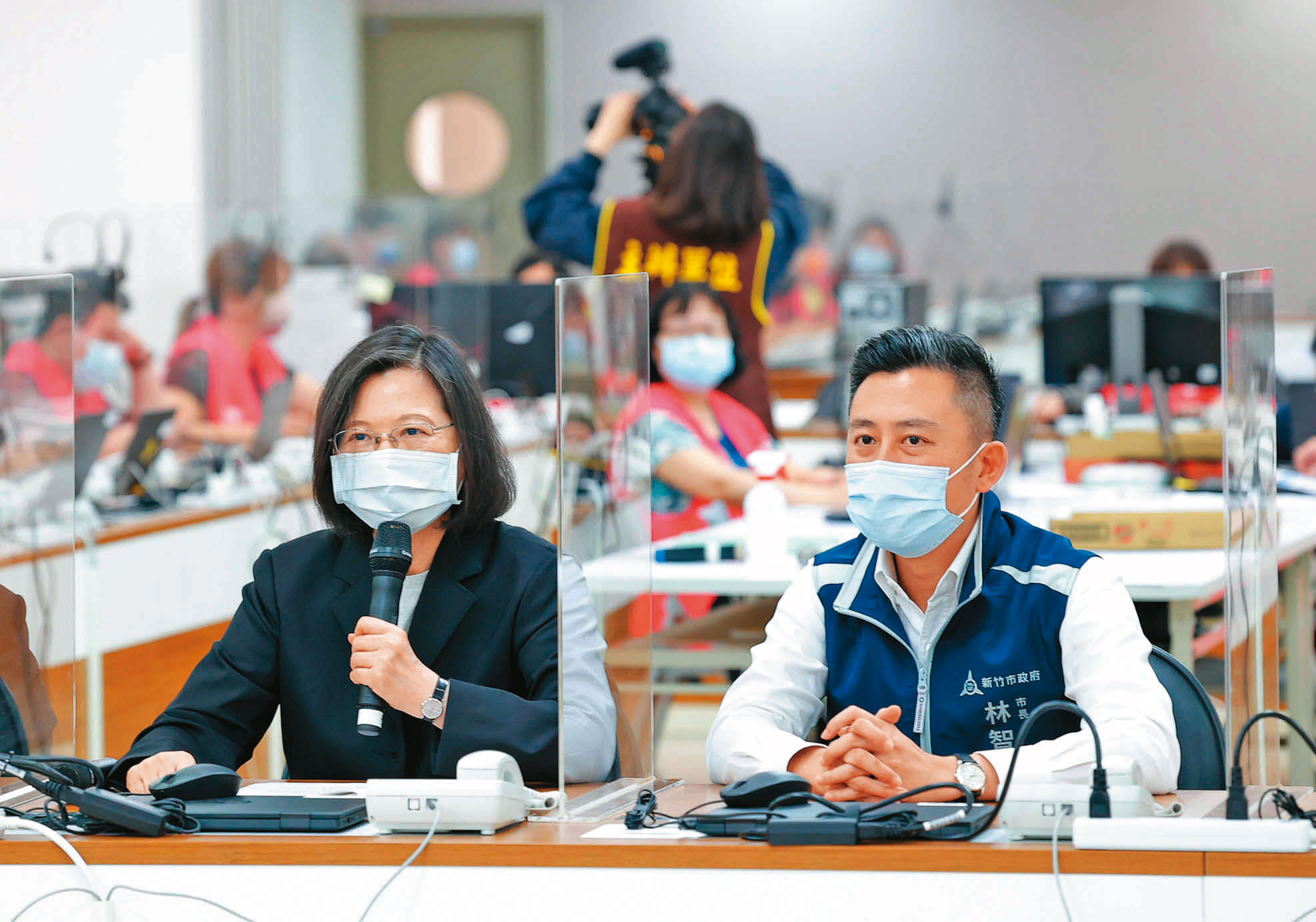 選對會討論林智堅(右)參選桃園市長,雖有不同意見,但成局可能性高。左為總統蔡英文。(翻攝林智堅臉書)