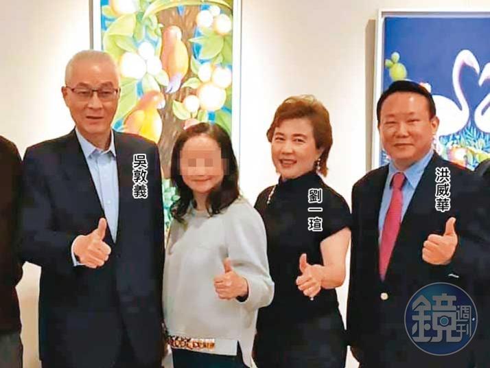 洪威華夫妻交友廣闊，還曾與前副總統吳敦義一起參觀畫展。（讀者提供）
