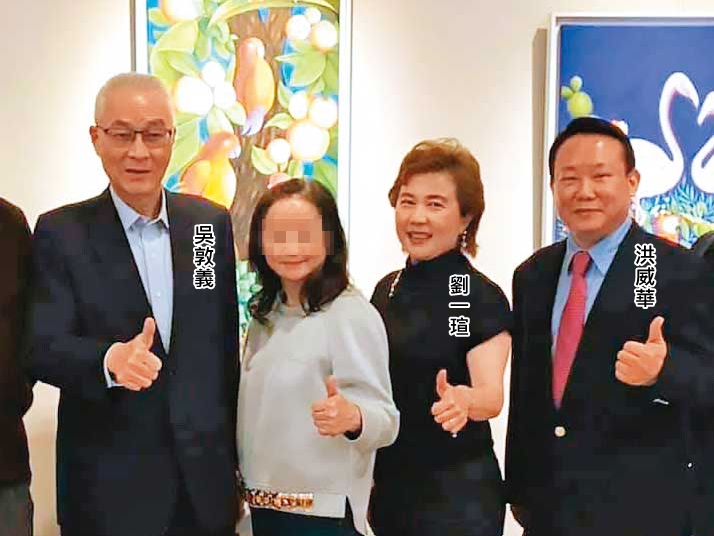 洪威華夫妻交友廣闊，還曾與前副總統吳敦義一起參觀畫展。（讀者提供）