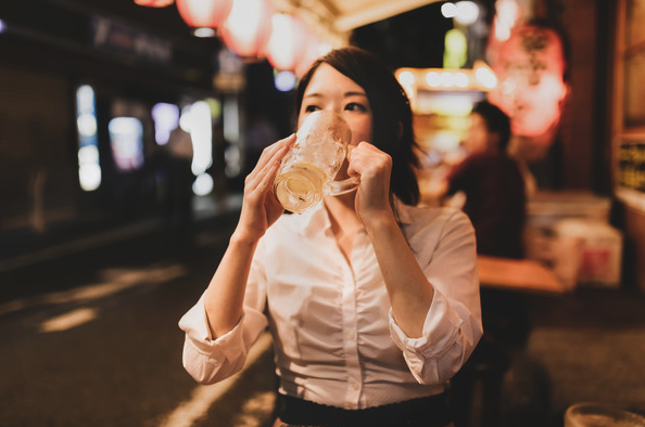 戀愛除了天時地利人和，有時還需要「酒精」壯膽。（示意圖Pakutaso）