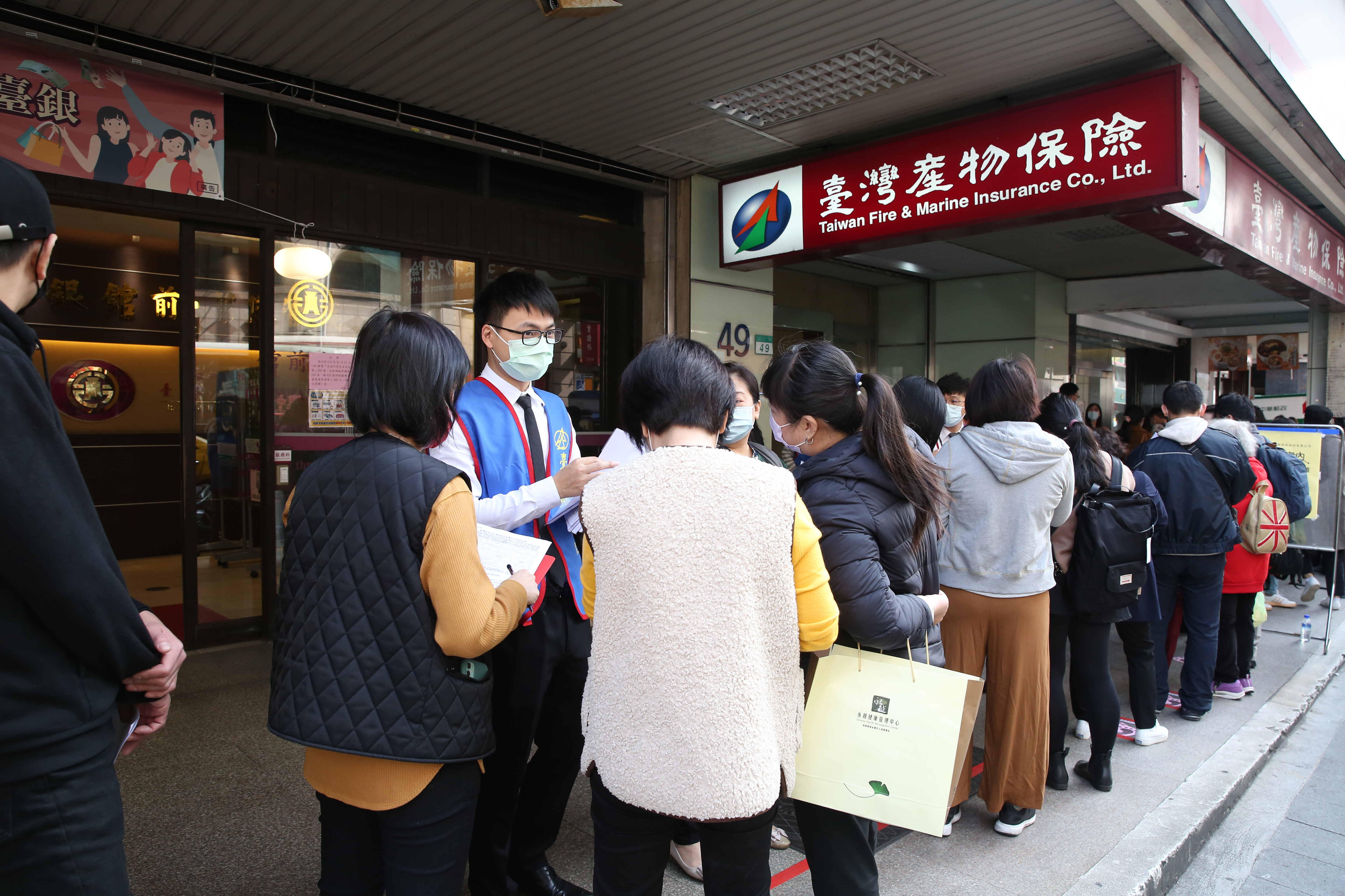 台產13日宣布，自週三傍晚起將既有海外旅平險，暫停「突發疾病」保障。（本刊資料照）