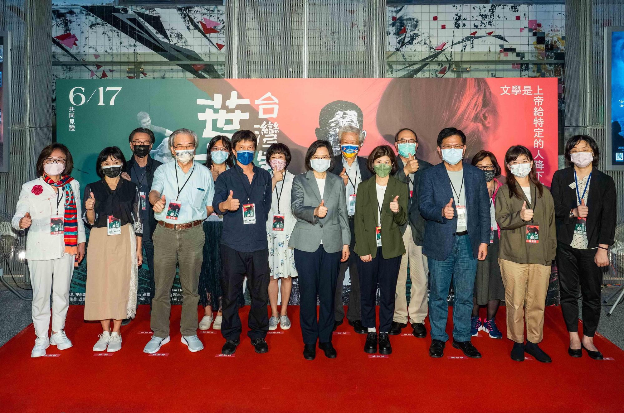 《台灣男子葉石濤》首映會吸引許多政界、藝文界人士參加。(華映提供)