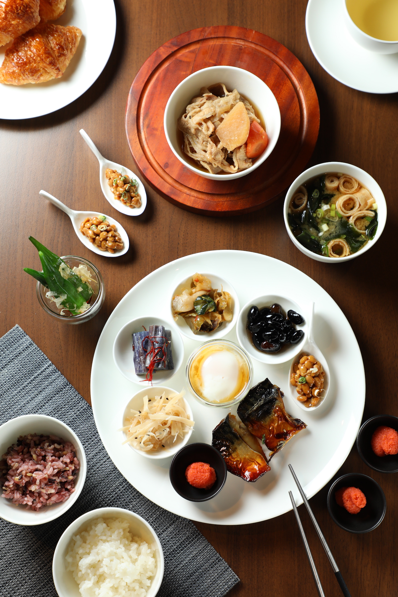 和風早餐有烤魚、馬鈴薯燉肉、味噌湯、明太子、納豆等日式小缽料理多種選擇。