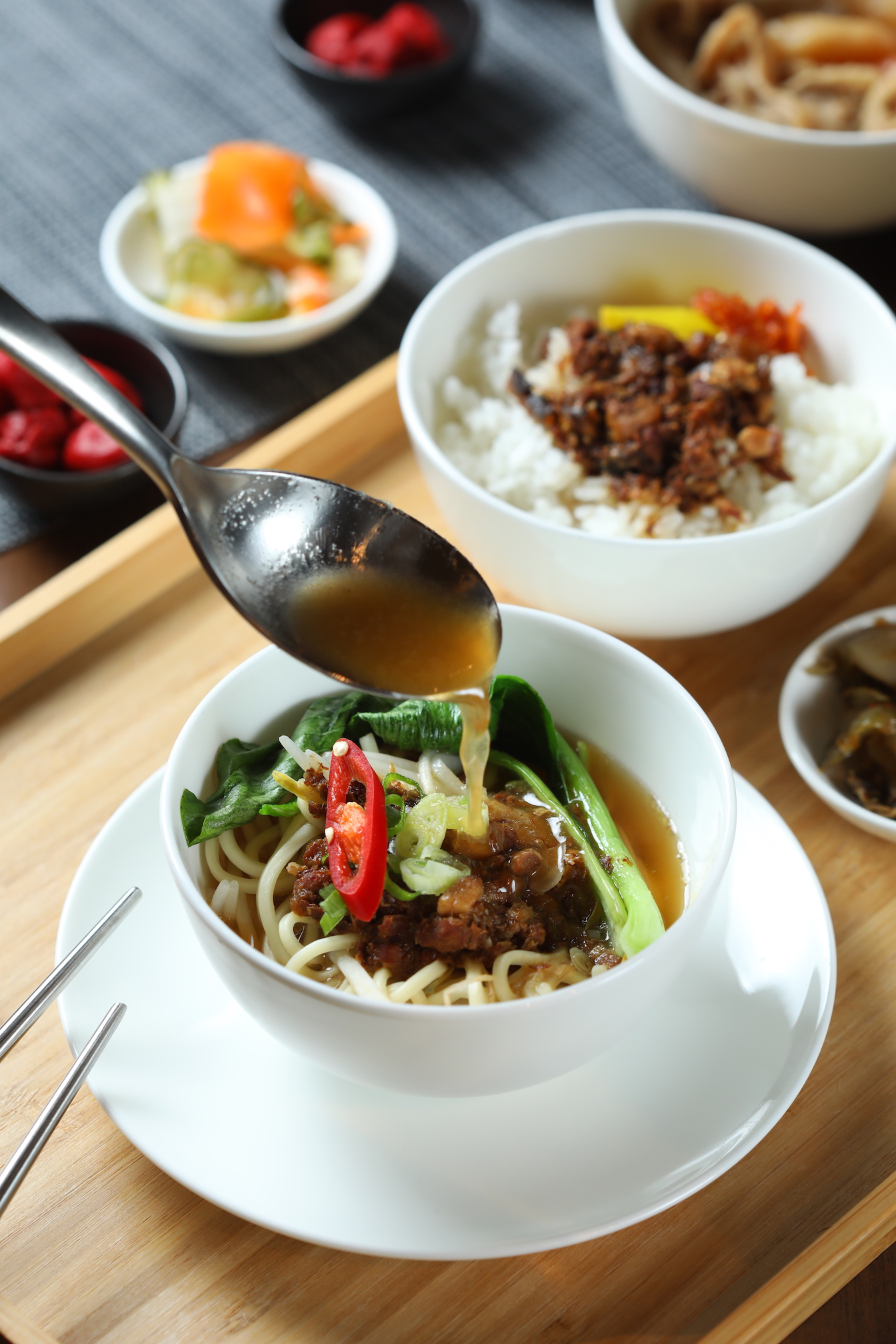 台式風味也有滷肉飯和現做擔仔麵可選。