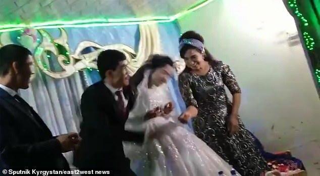 震撼影片讓人拳頭硬了!新娘玩婚鬧獲勝,當場遭新郎重毆打爆頭。(翻自英國《每日郵報》)