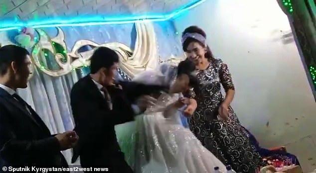 新郎重毆新娘,讓現場賓客們都相當吃驚。(翻自英國《每日郵報》)