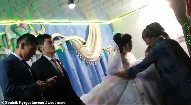 新娘被毆後，工作人員引導新娘下台休息。（翻自英國《每日郵報》）
