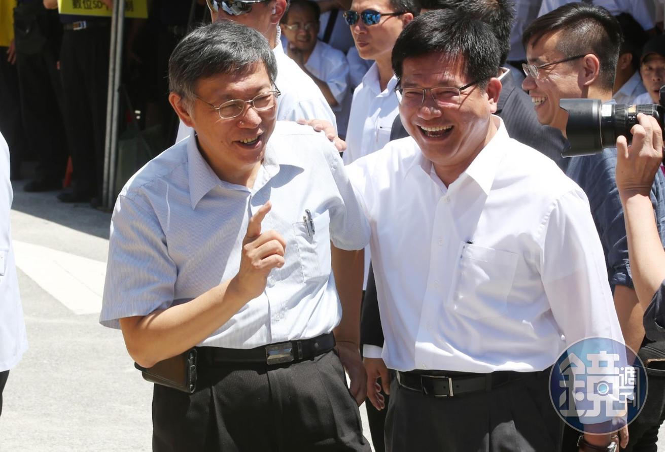 林佳龍（右）想挑戰台北市長大位，近日拋出百億助觀光的政見，卻遭柯文哲（左）認為不知用途為何。（本刊資料照）