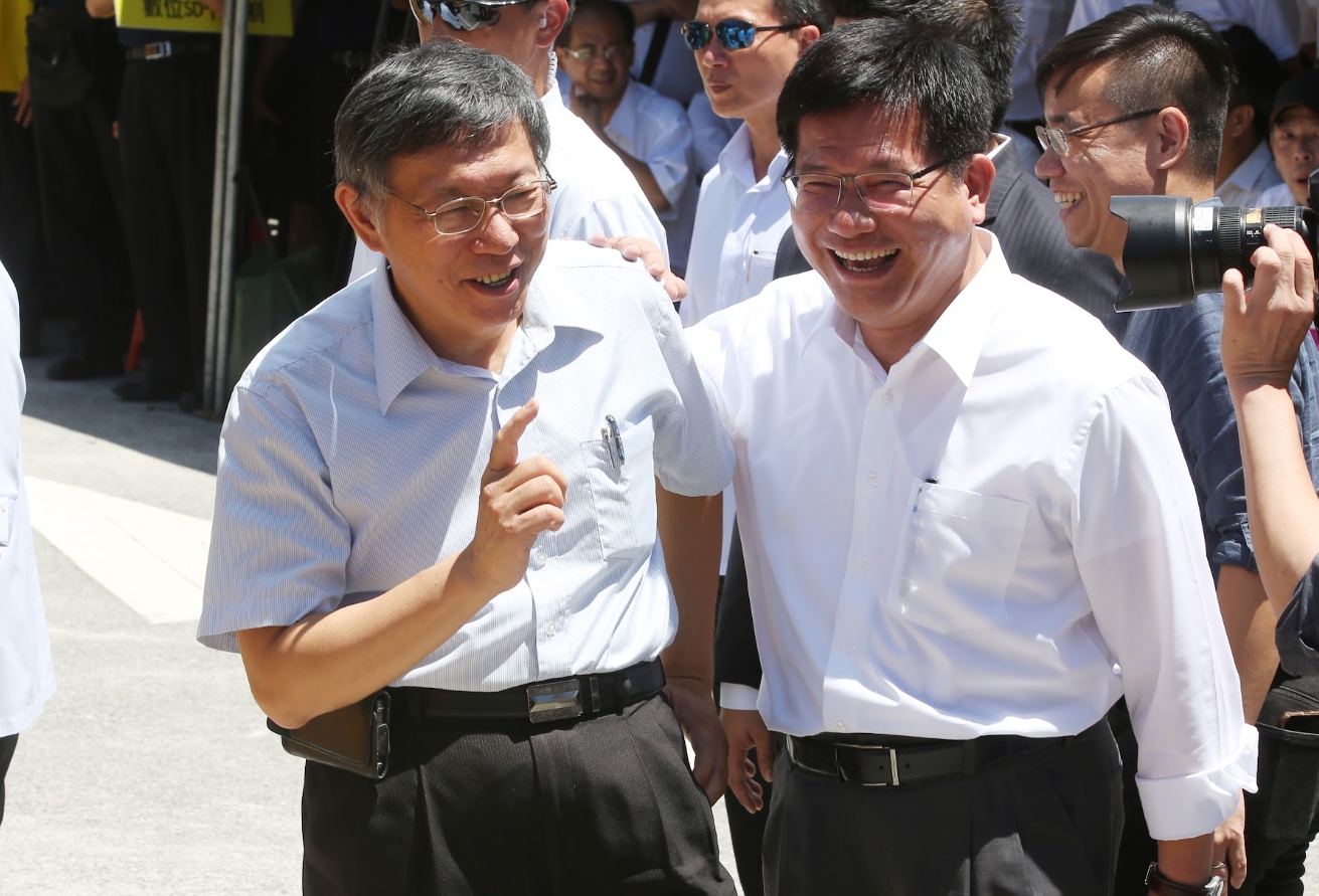 林佳龍（右）想挑戰台北市長大位，近日拋出百億助觀光的政見，卻遭柯文哲（左）認為不知用途為何。（本刊資料照）