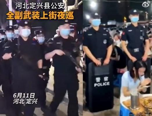 有網友拍下唐山警察全副武裝上街巡邏畫面,以及特地到燒烤店保護用餐民眾。(翻攝微博)