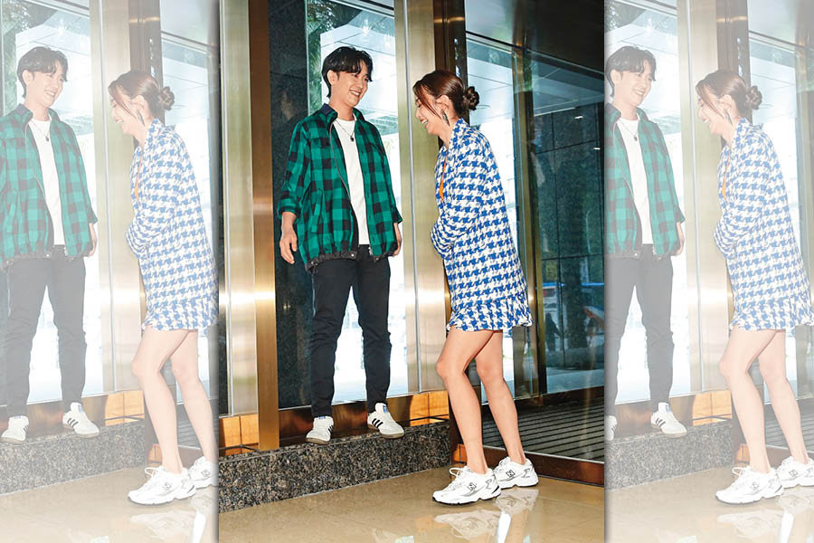 施名帥（左）、陳庭妮（右）合影，男方站在落地窗台上，欸～兩人的官方身高都號稱175公分，事實的真相只有一個！（柯南指）