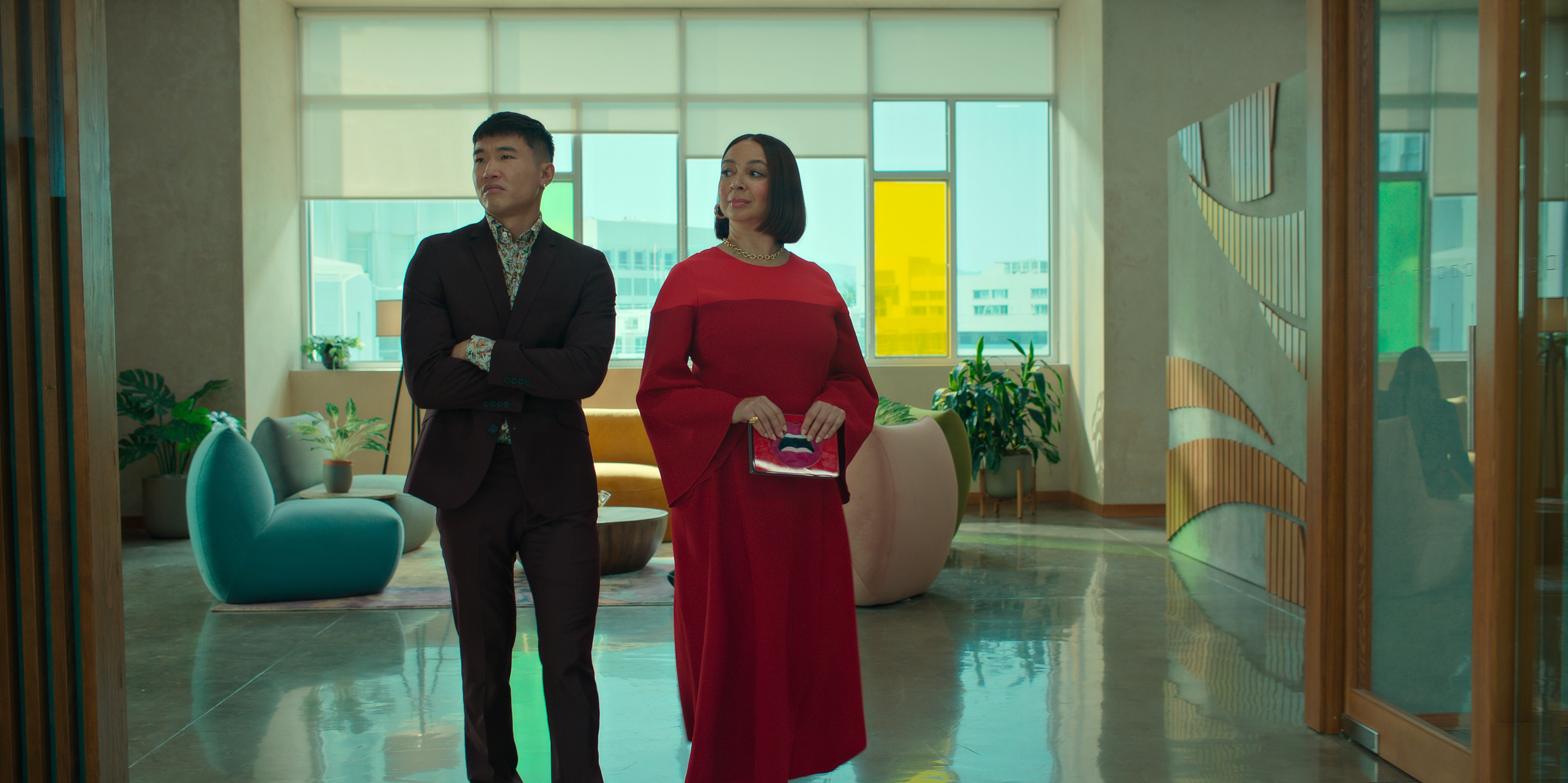 《戀戀彩虹島》男主角喬金布斯特（左）在《錢錢錢錢》飾演女主角瑪雅魯道夫（右）的小跟班，跟著一起走入上流。（Apple TV+）