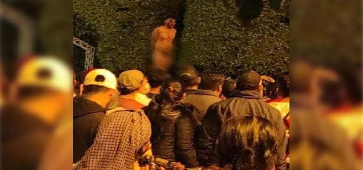 老二遭到鄉民私刑正義，被全裸示眾。（翻自《Elalteno》）