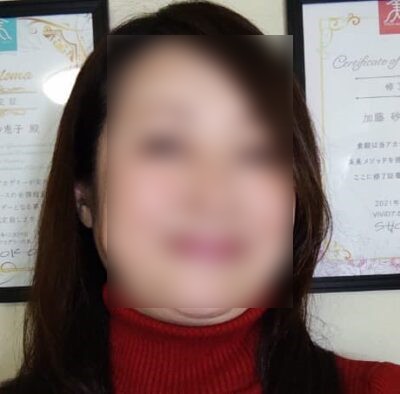 護理師加藤砂惠子年過50歲，但皮膚仍保持得相當好，網友稱讚「根本是美魔女」。（翻自日本《j-nenkin》）
