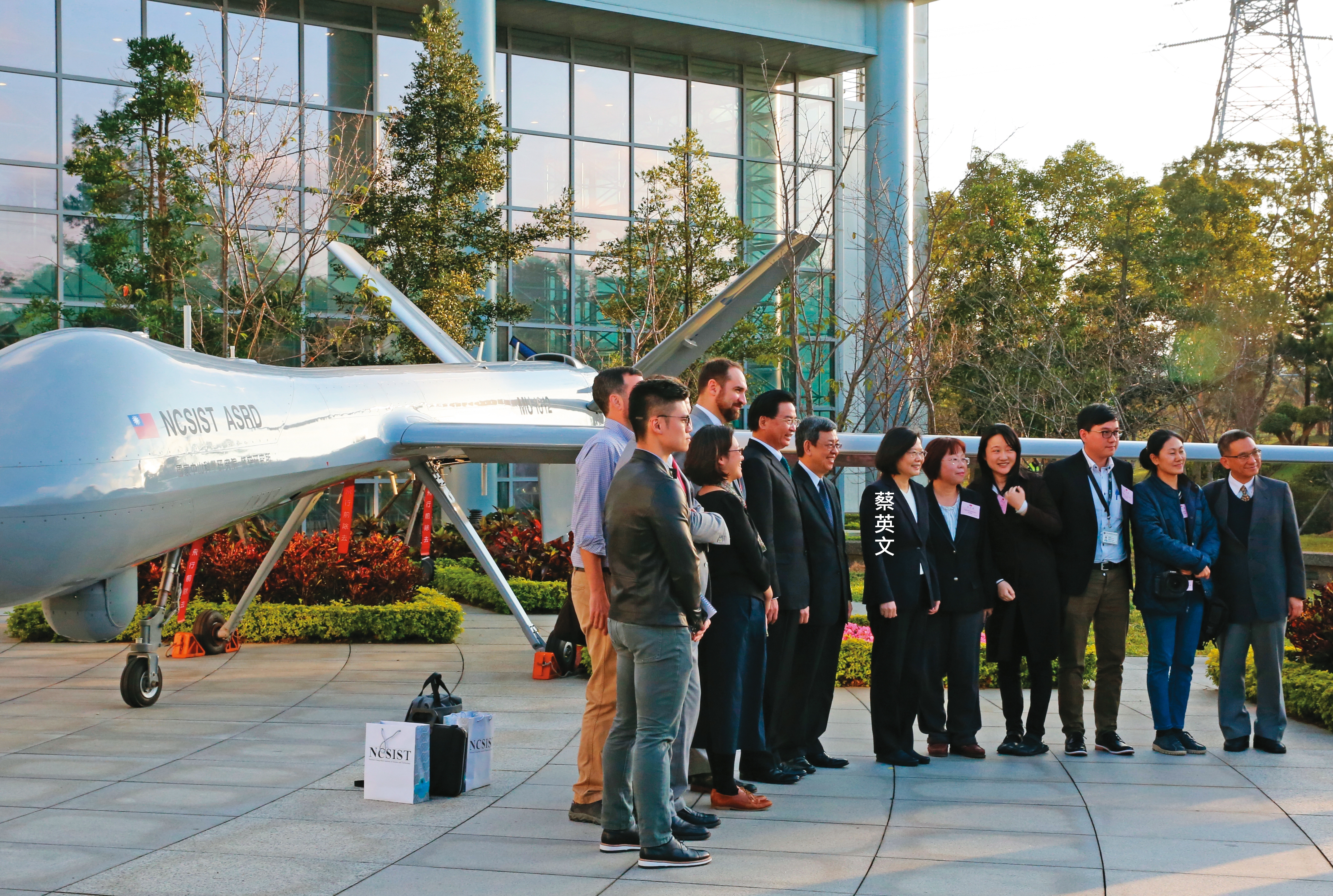 總統蔡英文多次視察中科院,了解無人機發展進度,並與媒體一同在無人機前合影留念。
