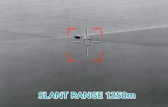 軍規無人機以熱像儀在航高600公尺、時速80公里,錄下行進間的車輛,畫面清晰且掌握座標位置。(翻攝YouTube UAVFACTORY)
