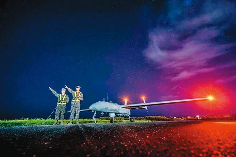 海軍陸戰隊密集操演「DMS雙聯裝刺針飛彈」及「檞樹飛彈車」等防空裝備，以因應共機頻頻擾台。（翻攝中華民國海軍臉書）