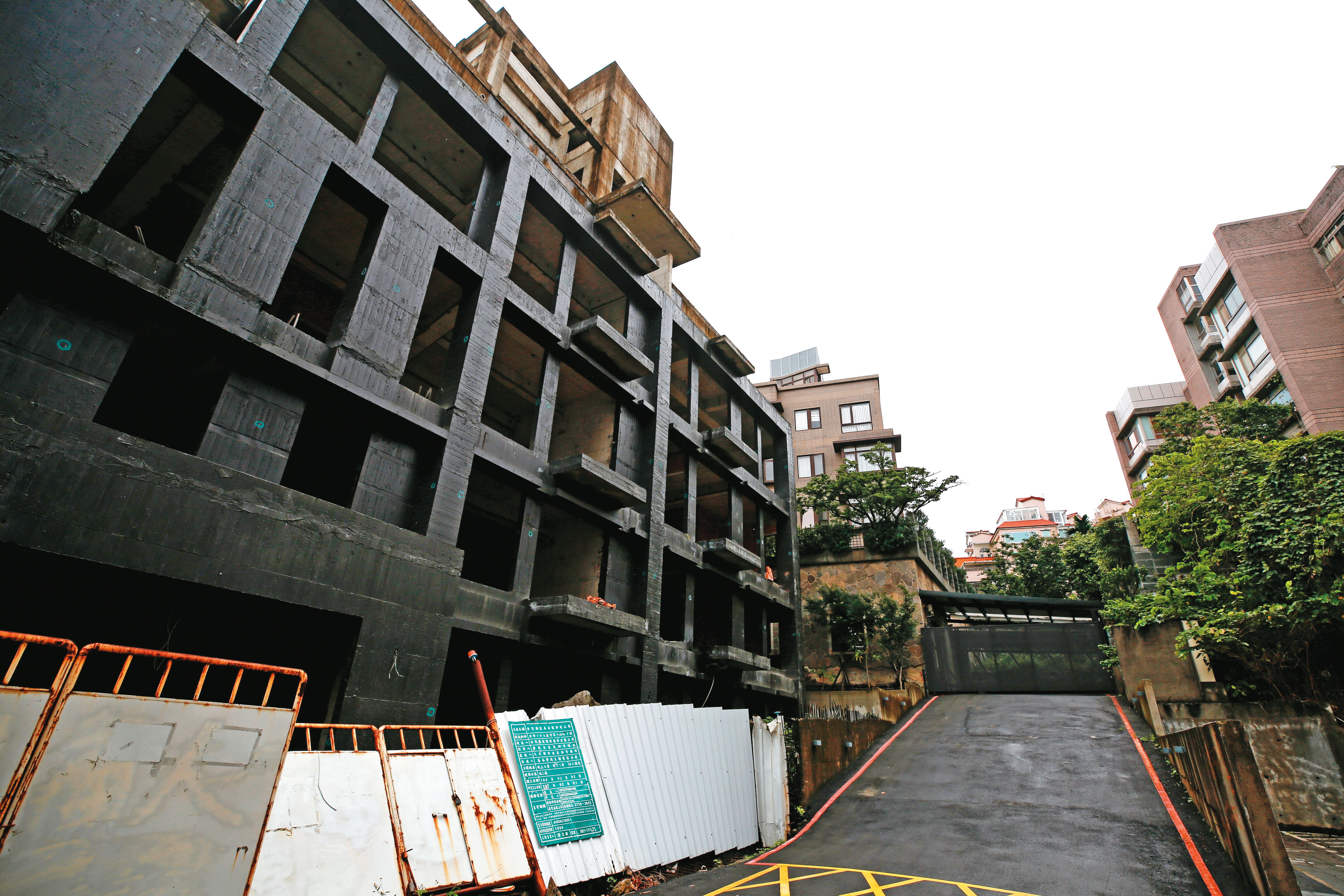 爛尾樓若接連發生在同區域，將重創市場信心，專家估復原需花5至10年時間。