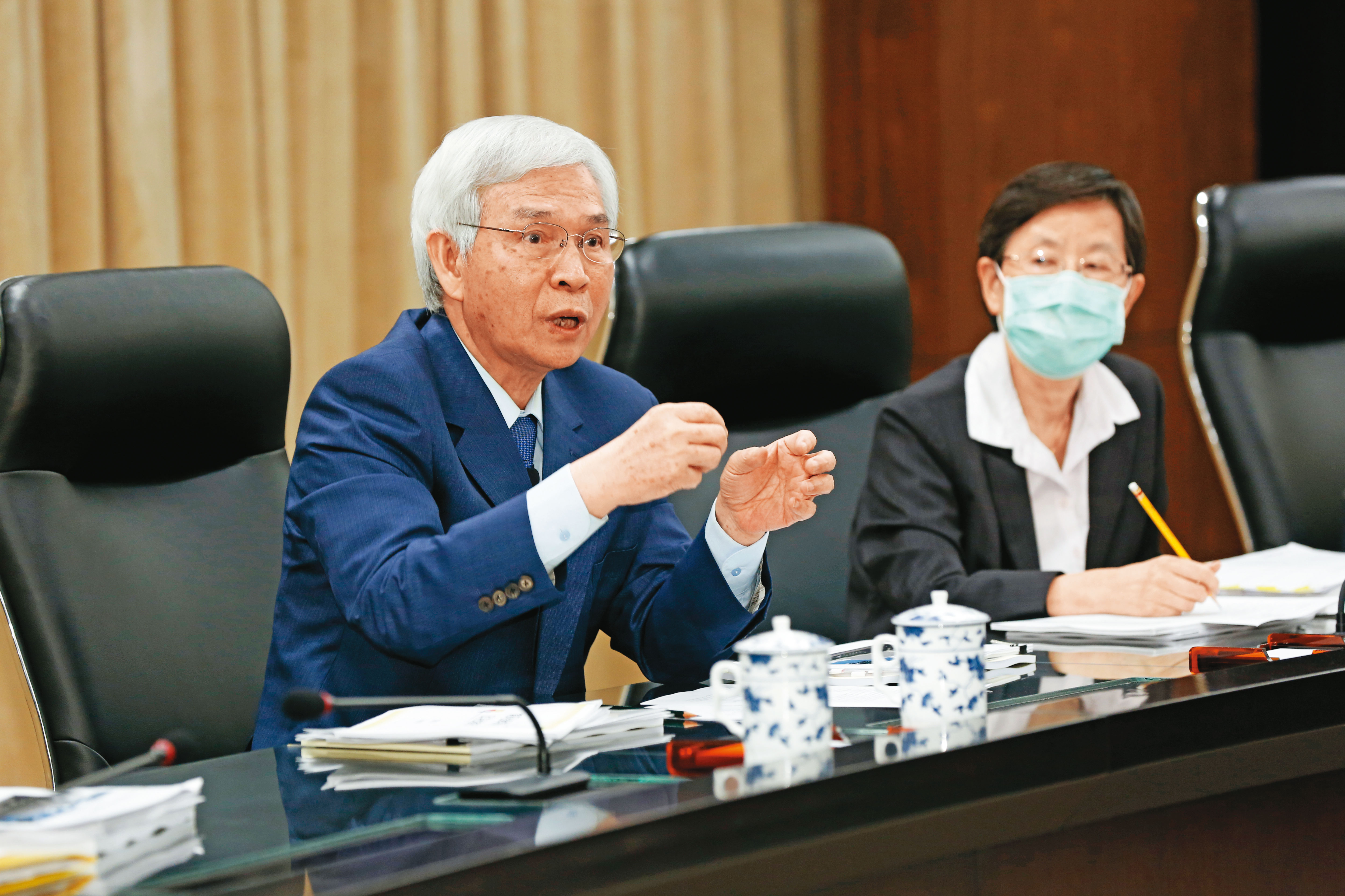 央行持續對營建業進行信用管制，衝擊口袋不夠深的小建商。