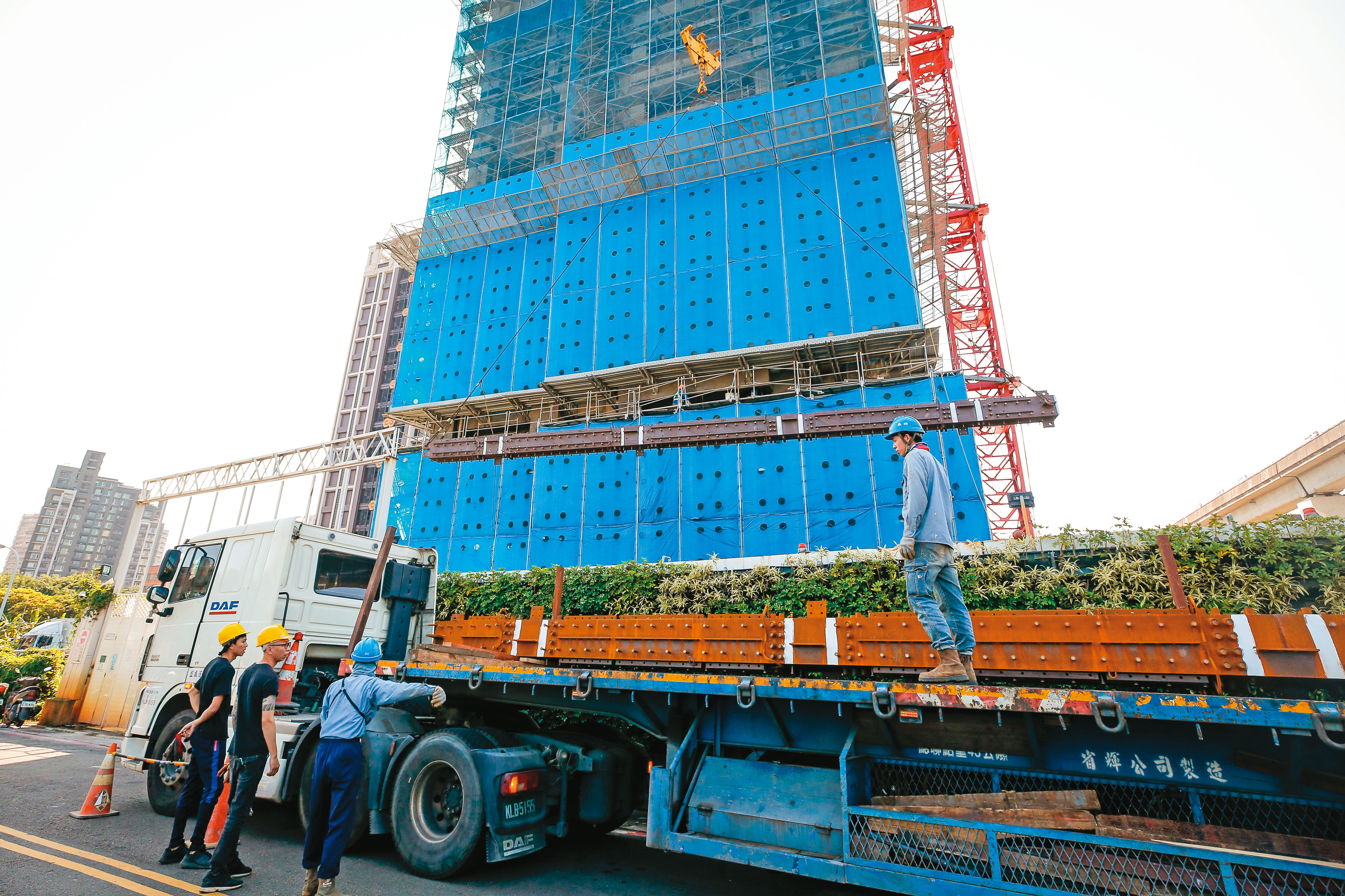 房市缺工缺料問題難解，前幾年房市熱銷後遺症也跟著顯現。