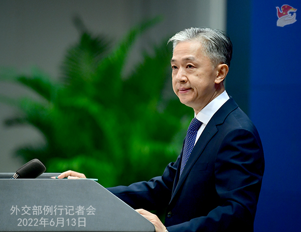 中國外交部發言人汪文斌向西方媒體表示，中國擁有台灣海峽主權。（翻攝自中國外交部官網）