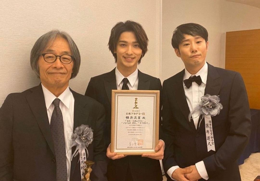 《新聞記者》導演藤井道人(右)和監製河村光庸(左)多次合作,昨他在IG分享兩人與橫濱流星的合照哀悼。(翻攝自藤井道人Instagram)