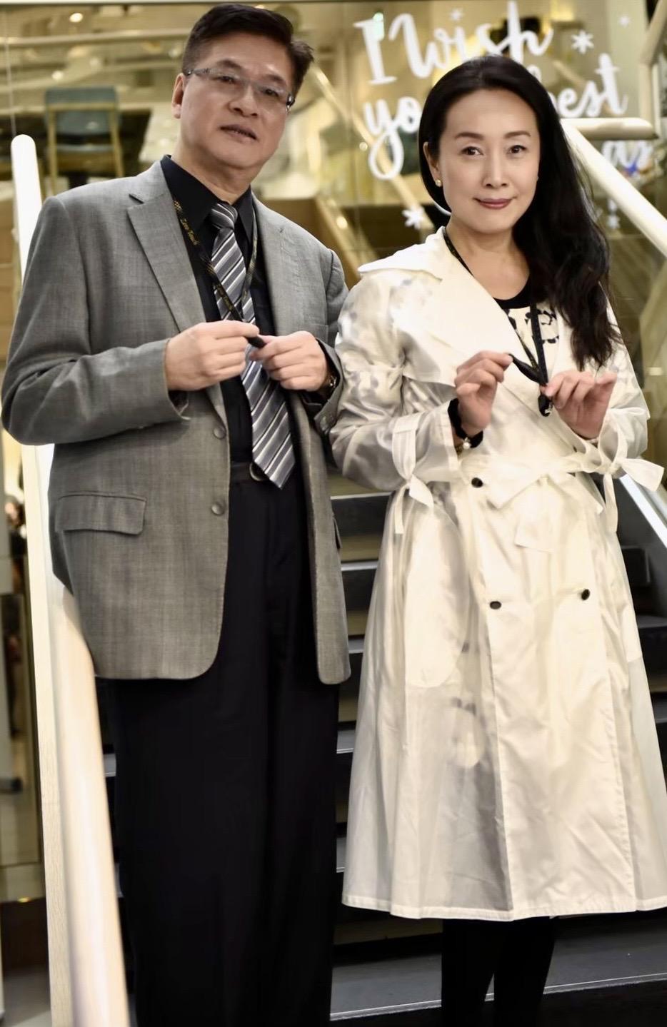方岑兩年前宣布和另一半吳榮醫美診所院長研發抗疫產品。（翻攝臉書）