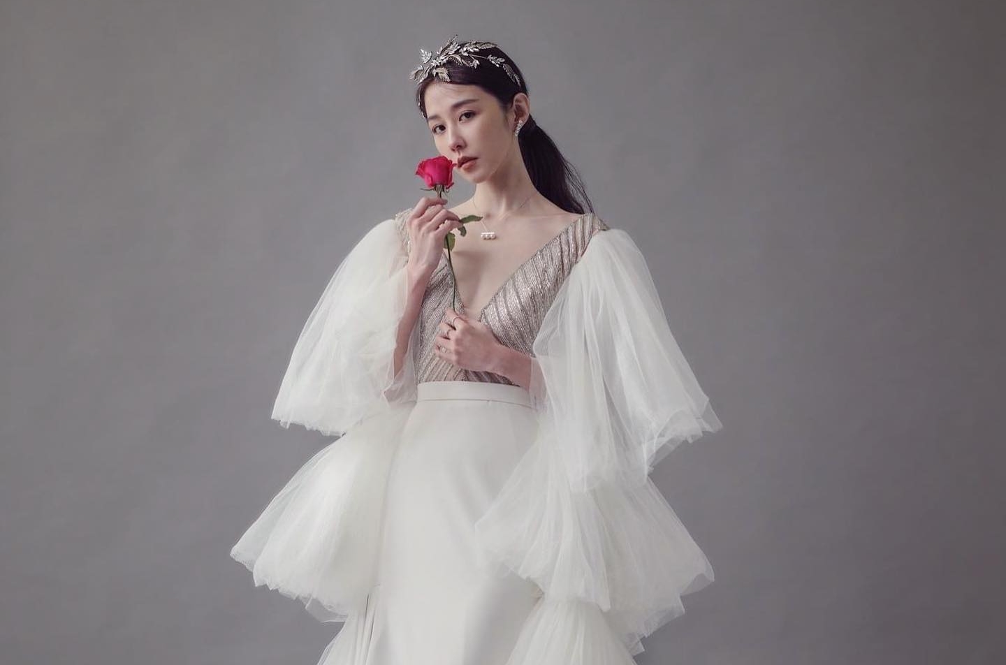 邵雨薇在臉書公開一張婚紗照，穿上白紗的她仙氣十足，網友大讚美翻了。（翻攝自邵雨薇臉書）
