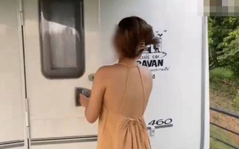 女主角進入一輛露營車後，整個影片開始變調。（翻自泰國《每日新聞》）
