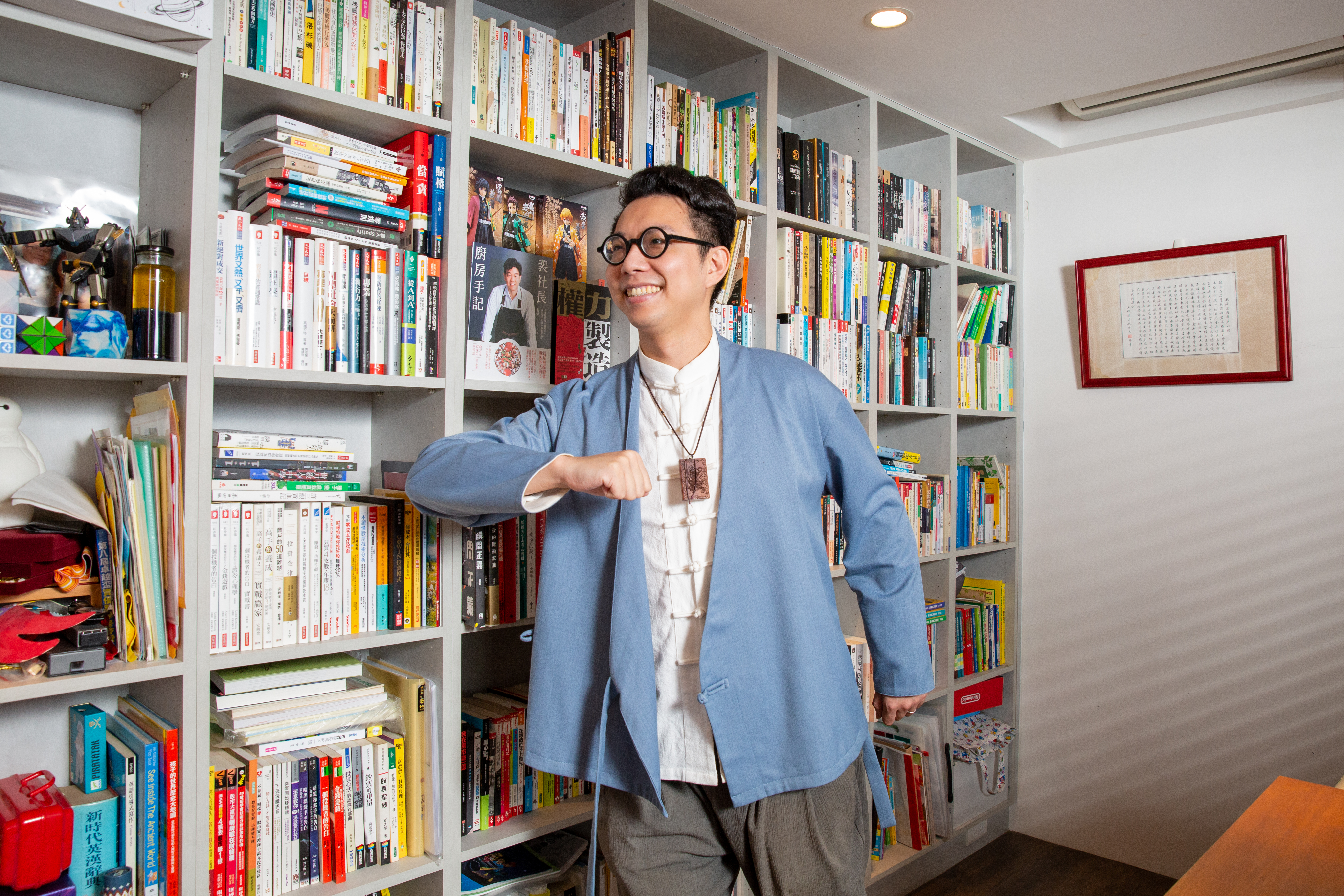 這是坂本龍馬的招牌姿勢，簡少年十分喜愛，他崇拜坂本龍馬說自己就算死也要死在追求夢想的道路上。