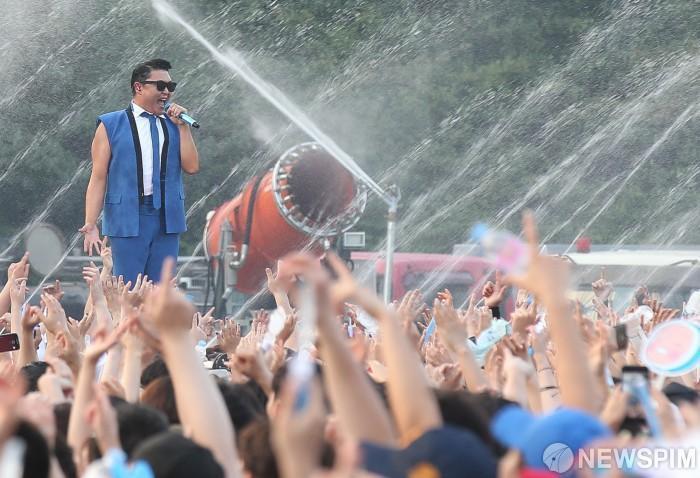 PSY的「PSY濕身秀SUMMER SWAG 2022」演唱會每次都要用到300噸的飲用水。(翻攝自NEWSPIM)