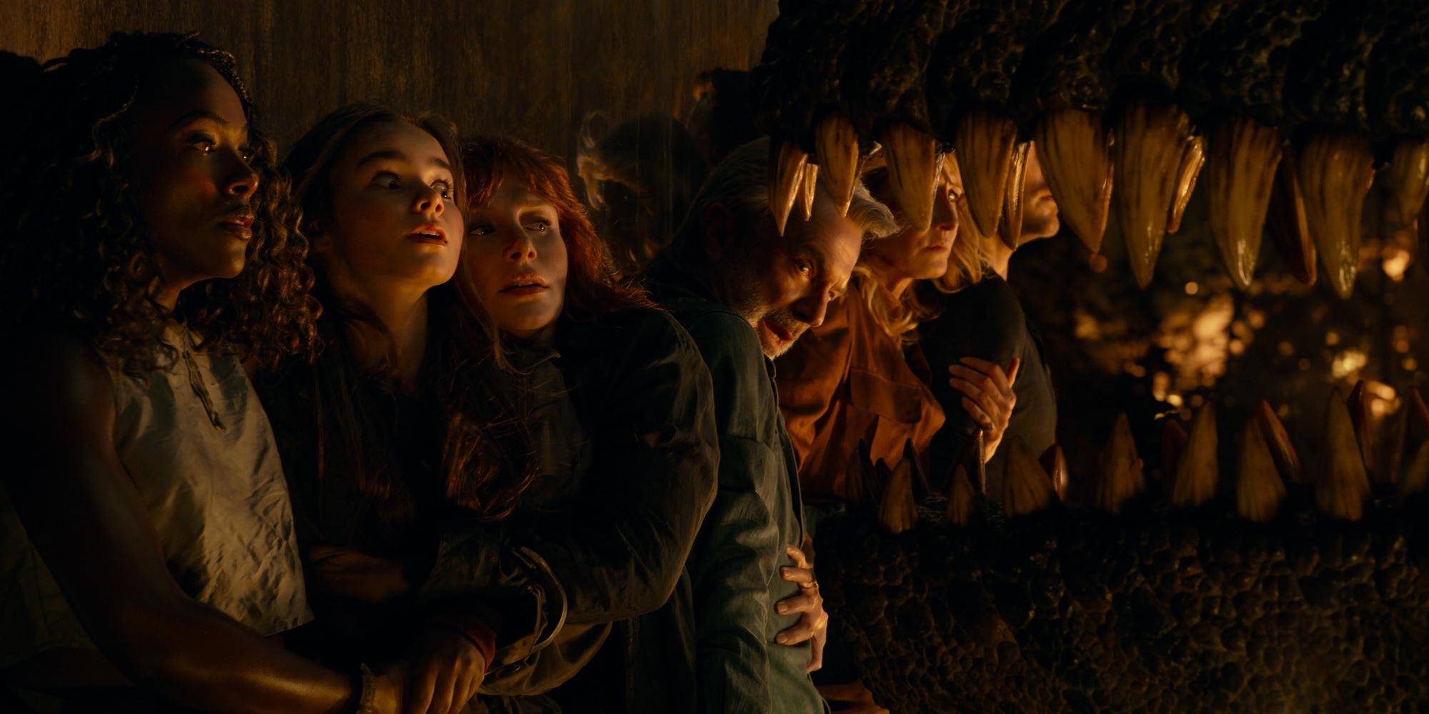 德汪達懷斯（左起）、伊莎貝拉瑟曼、布萊絲達拉斯霍華，還有《侏羅紀公園》的3位元老班底一起躲恐龍，既是傳承也是致敬的畫面。（UIP提供）