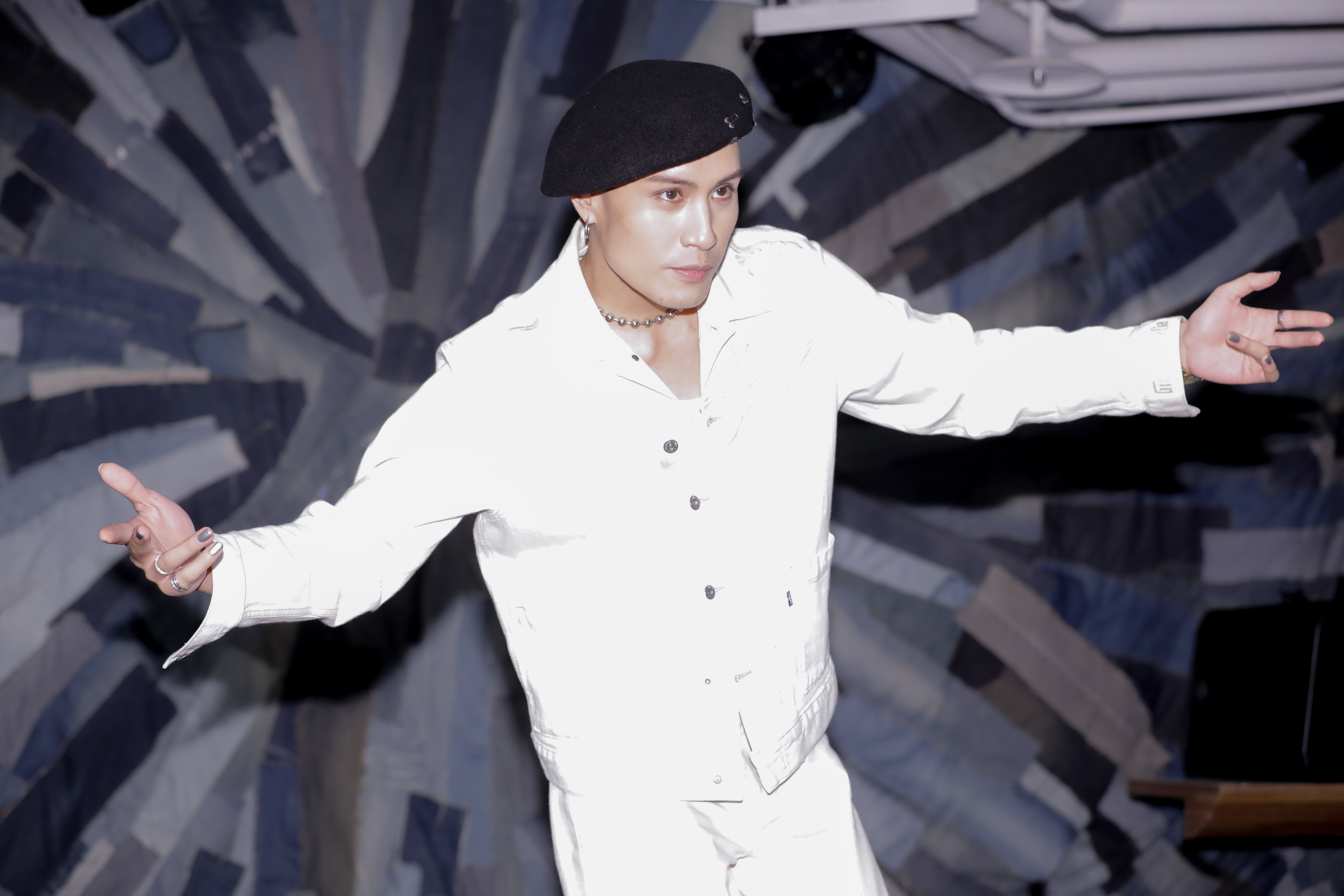 入圍金曲33歌王的黃宣，宣告將舉辦《DEAD OR ALIVE》演唱會。